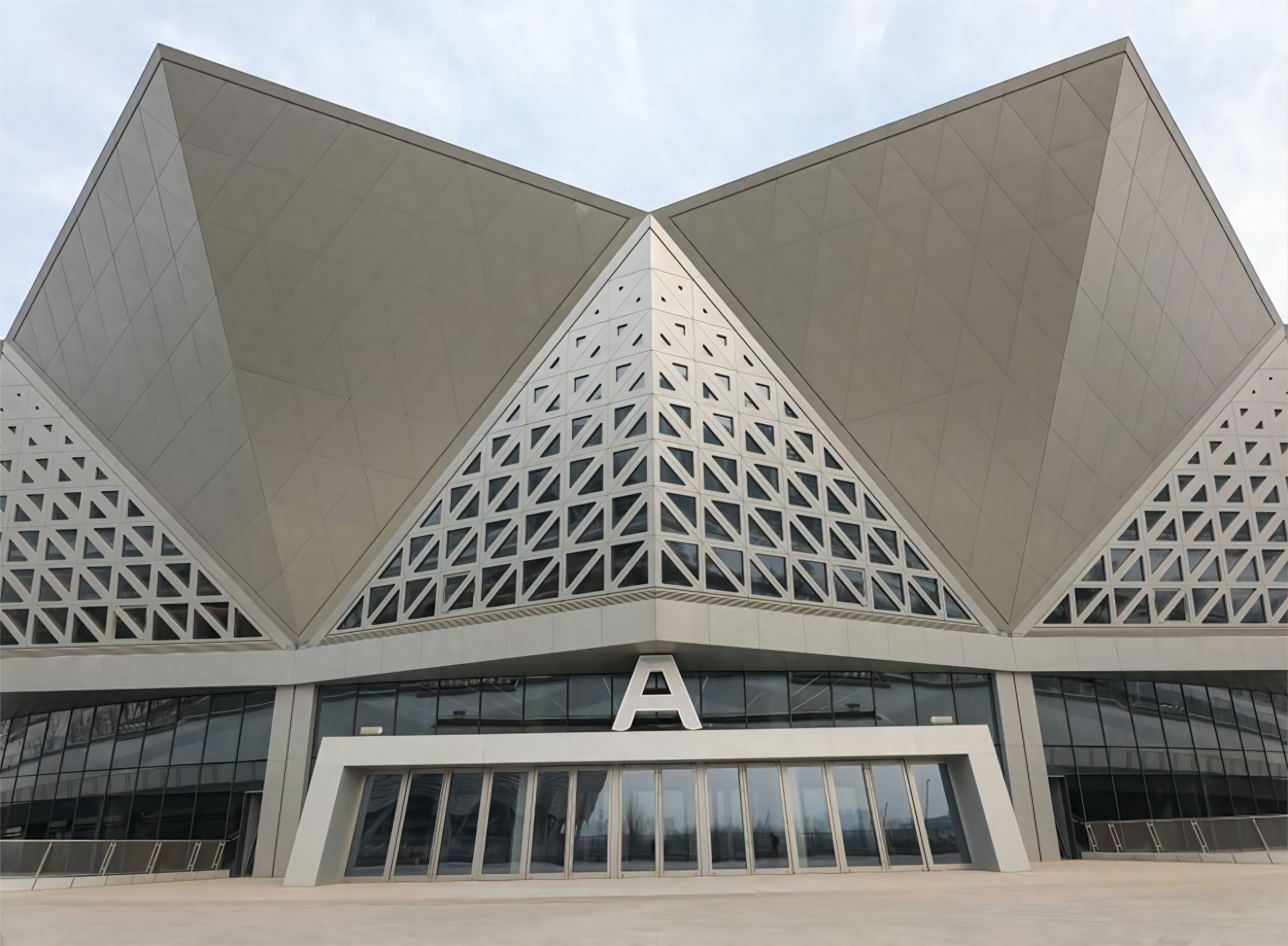 钢结构天沟托架_钢结构天沟_钢结构天沟落水管安装