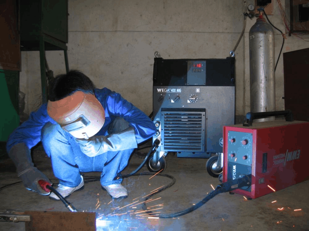 危险钢焊工结构施工方案_焊接危险源_钢结构焊工危险吗