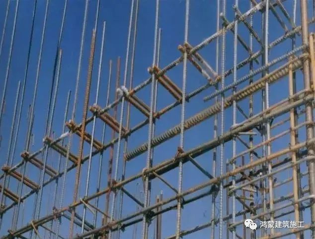 锅炉钢架图_锅炉钢架安装程序_锅炉钢结构柱头搭设脚手架照片