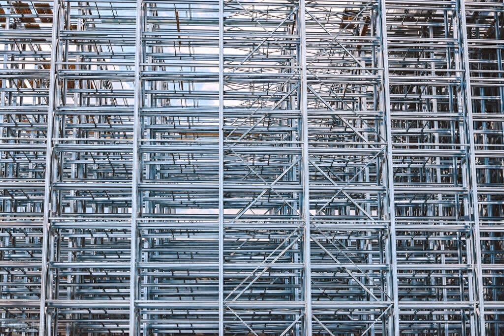 钢结构建筑的特点_钢铁构造的建筑物_钢结构建筑特点